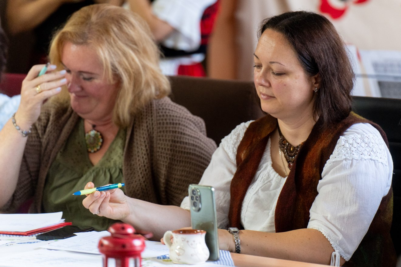 Balogh Erzsébet, a mezőcsávási óvoda óvónője szerint az élőszavas mesemondás nem helyettesíthető a képernyővel &bullet;  Fotó: Haáz Vince