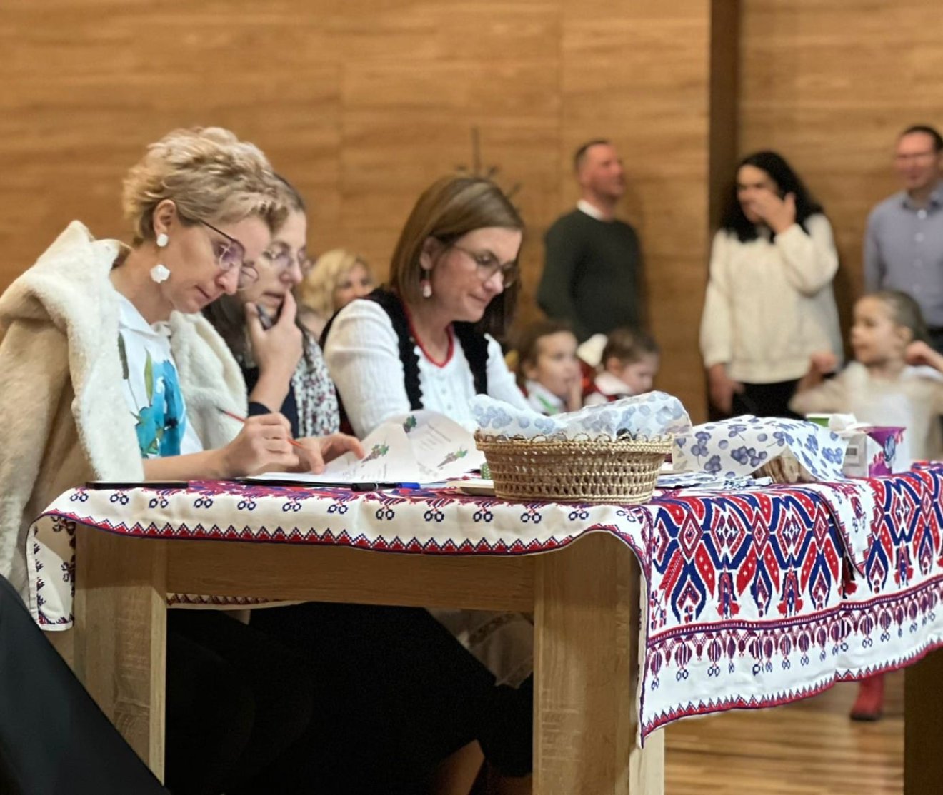 A zsűri tagjai figyelemmel kísérték az ovisok előadásait •  Fotó: Szabó Elek Zsolt