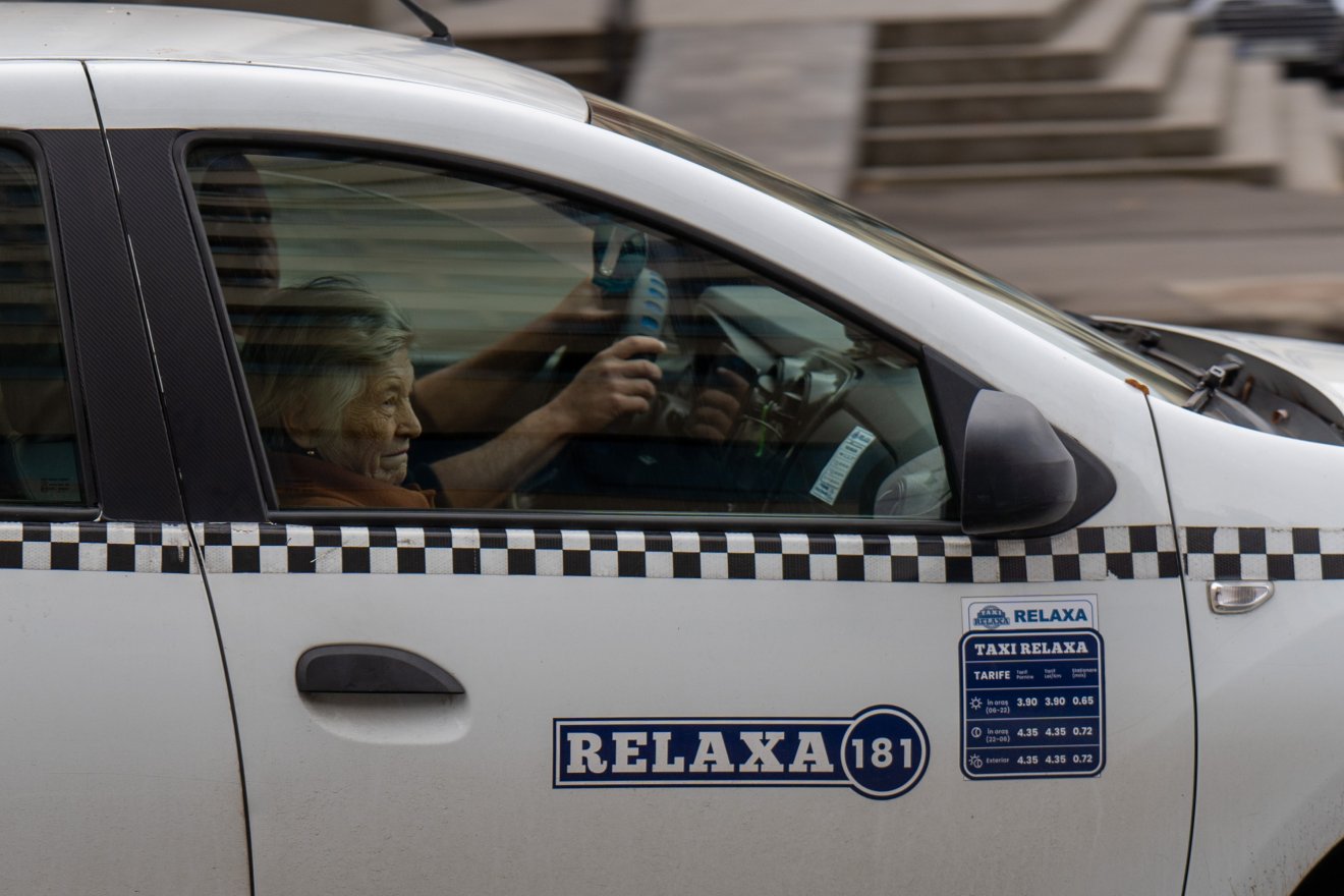 Az idősek a hagyományos taxikkal utaznak •  Fotó: Haáz Vince