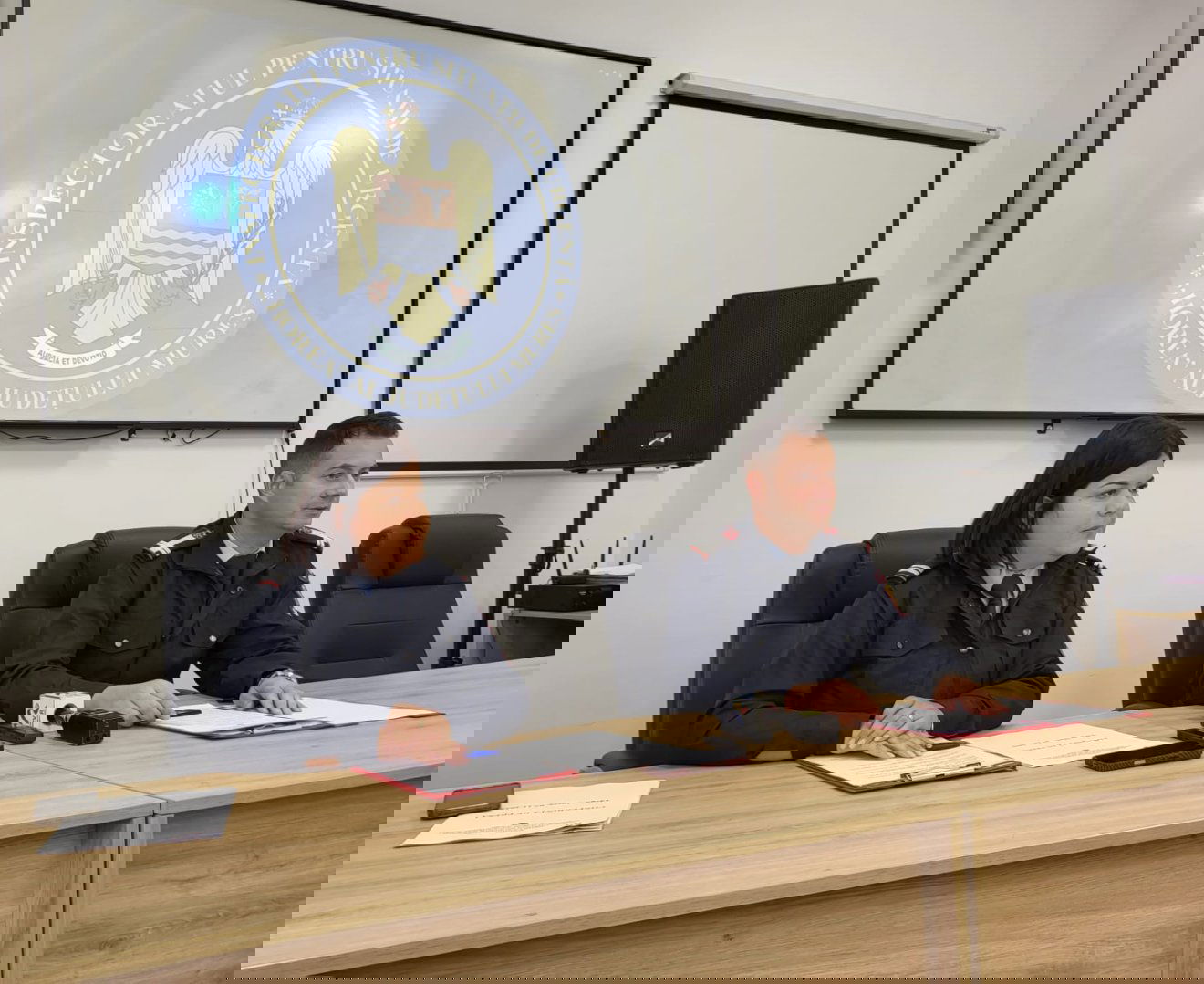 Alexandra Călușeri, a Maros megyei tűzoltóság sajtófelelőse és Nuțiu Bogdan, az egység megelőzésekért felelős osztályvezetője óvatosságra intenek •  Fotó: Hajnal Csilla