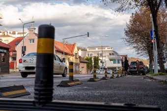 Közlekedésbiztonsági elemek miatt csökken a parkolóhelyek száma Marosvásárhelyen