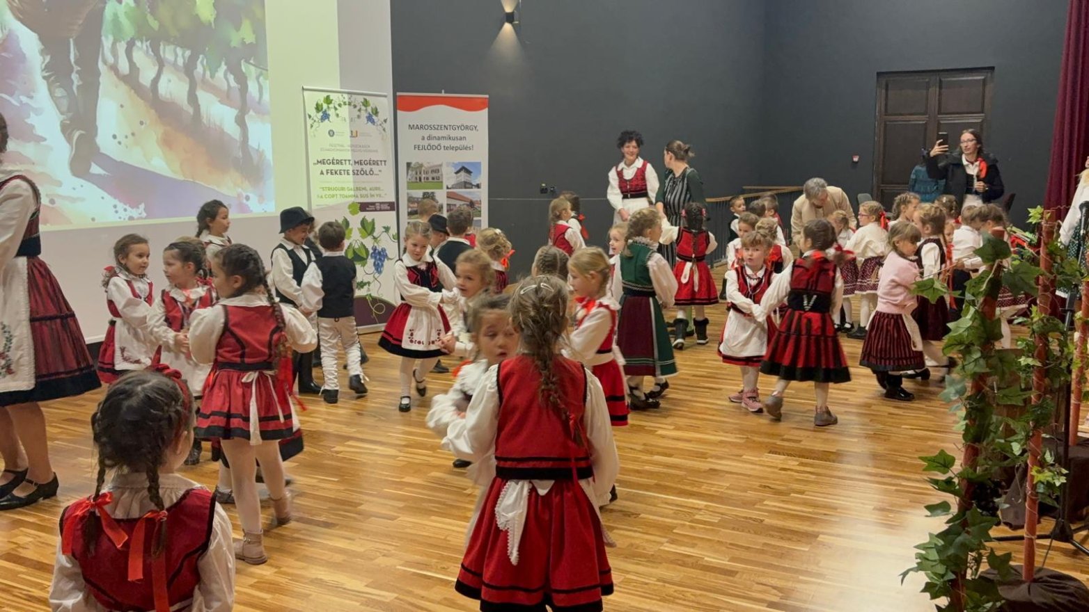 Varázsputtony és sok-sok szőlőszem: óvodások elevenítették fel a szüreti hagyományt