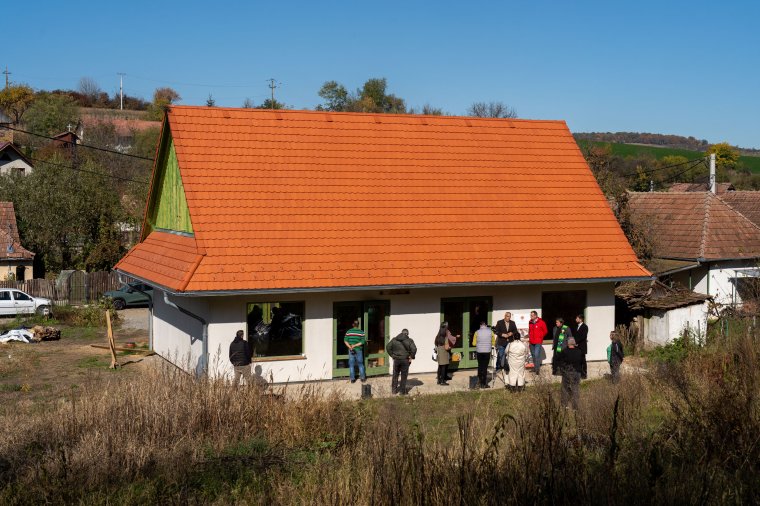 Lelket leheltek a gyerekek az épülő közösségi házba Csejden, de támogatók nélkül nem megy a befejezés