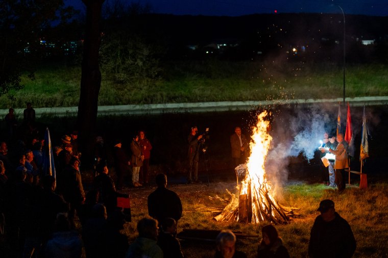 Aki elvárta a városházán dolgozóktól, hogy tudjanak magyarul – a néhai polgármesterre emlékeztek az őrtűznél