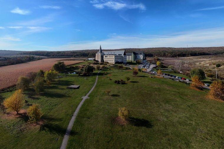 Napelempark és új épületek: fejlesztések a Sapientián