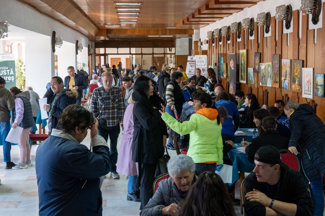 Nagy volt az érdeklődés a marosvásárhelyi állásbörzén, amelyet ezúttal a sérült vagy megváltozott munkaképességű embereknek szerveztek •  Fotó: Haáz Vince