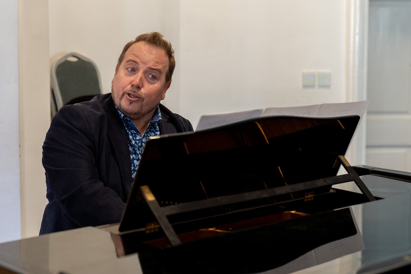A filharmónia igazgatója nem titkolja, hogy nagyon szereti Brahms zenéjét •  Fotó: Haáz Vince