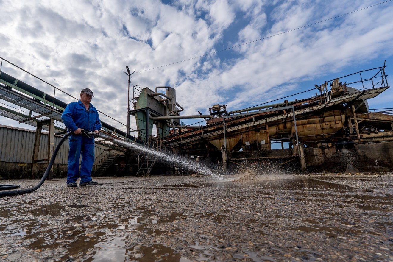 Őszi munka. Hozzáláttak a cukorrépa-feldolgozásnak Marosludason &bullet;  Fotó: Haáz Vince