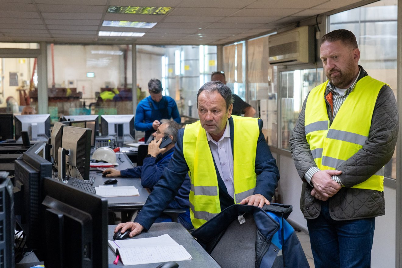 Matei Mihai ismerteti a folyamatot Barabási Antal Szabolcs prefektussal &bullet;  Fotó: Haáz Vince