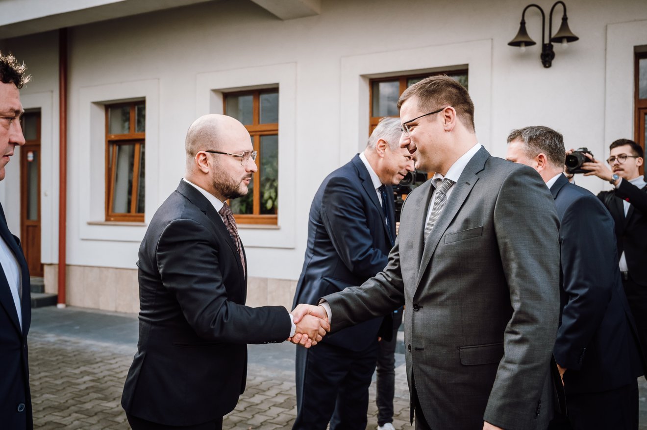 Gulyás Gergelyt köszönti Kovács Mihály Levente •  Fotó: Kovács Mihály Levente közösségi oldala