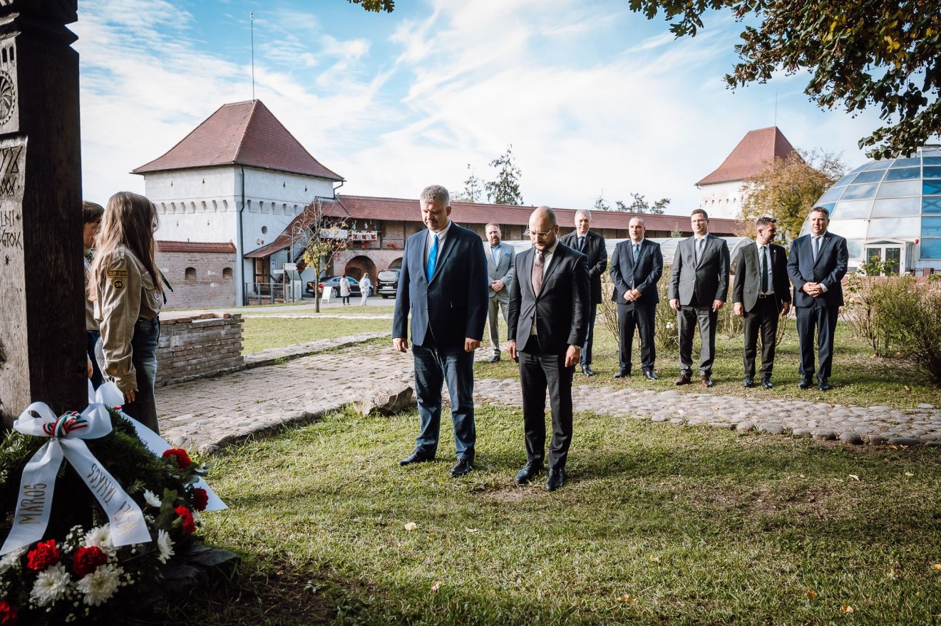 Az 56-os hősök emléke előtt tisztelegnek •  Fotó: Kovács Mihály Levente közösségi oldala
