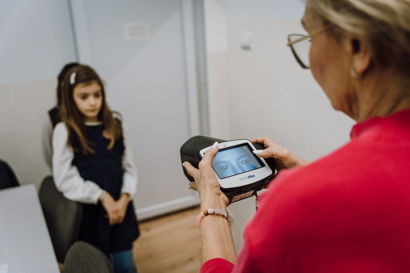 Kisiskolás kortól kezdve évente ajánlott a szemészeti szűrővizsgálat •  Fotó: Marosvásárhely önkormányzatának iskolákért felelős igazgatósága