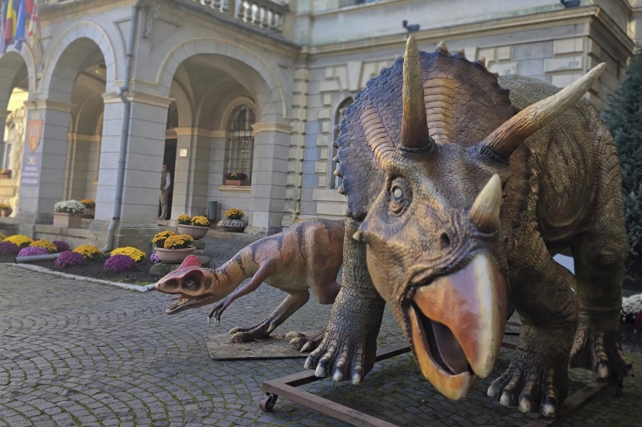 Segesvárra költöztek a dinók •  Fotó: Iulian Sirbu segesvári polgármester Facebook-oldala