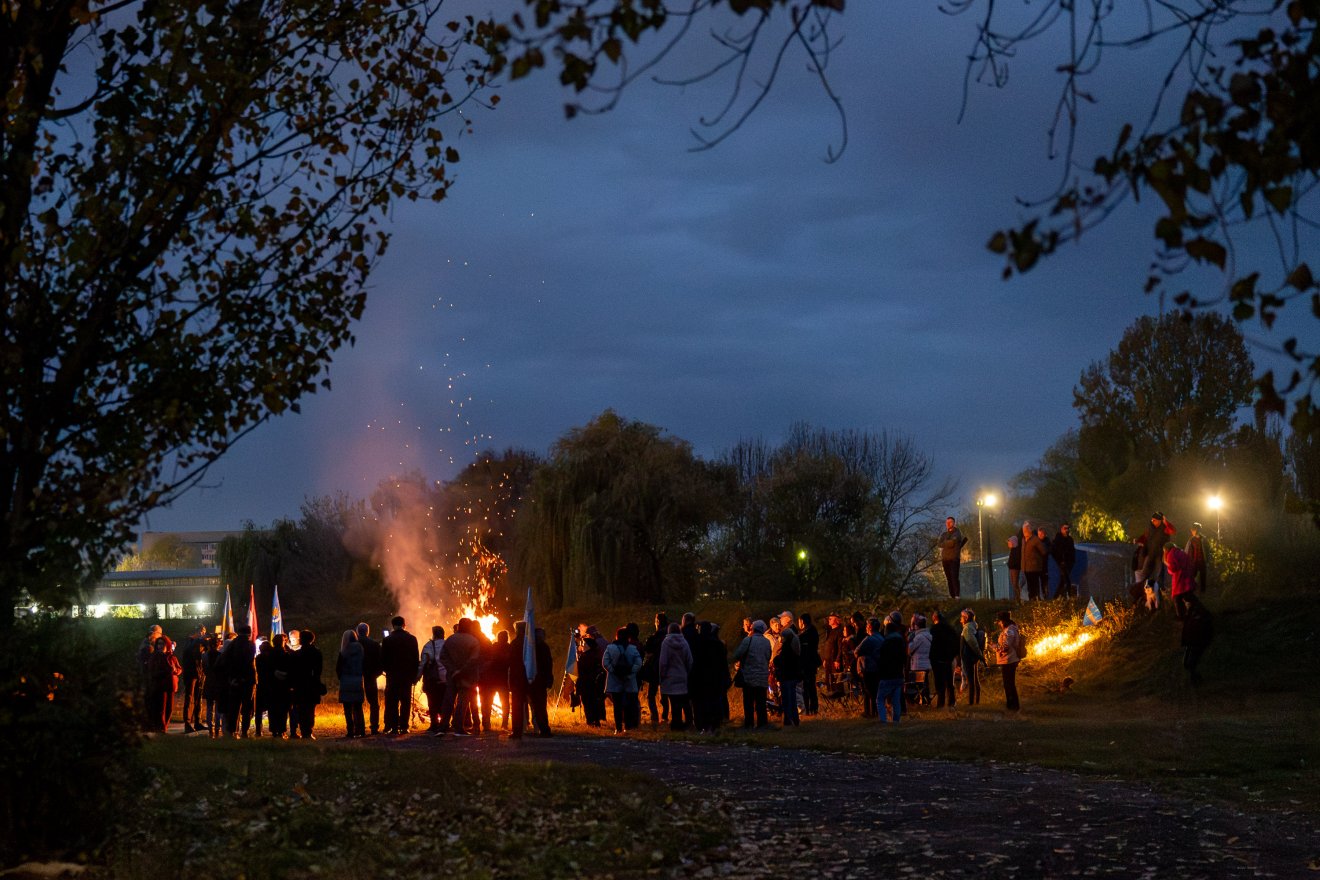 Körbeállták a remény tüzét Marosvásárhelyen •  Fotó: Haáz Vince