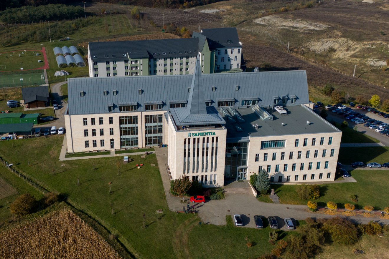 A Sapientia egyetem marosvásárhelyi kampuszán napelempark épült