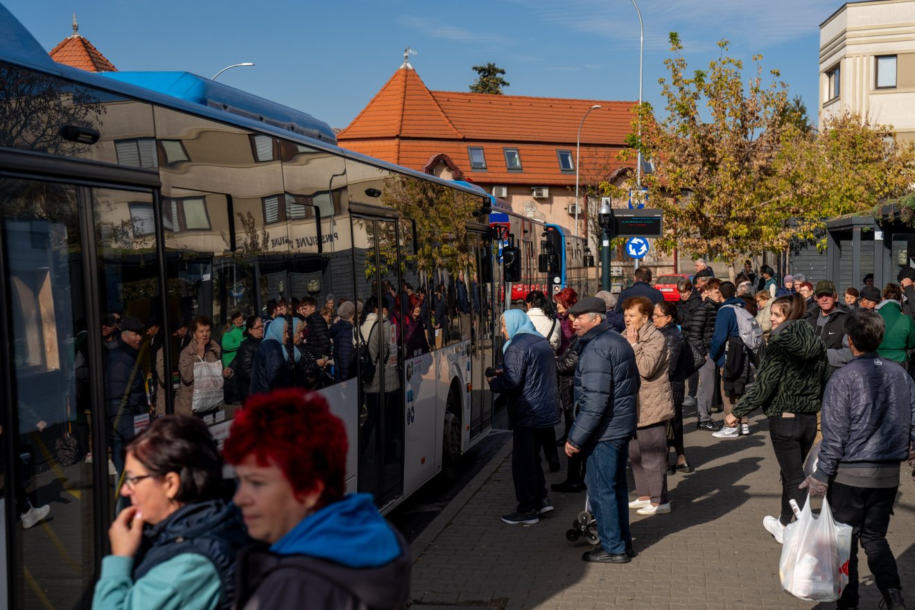 A marosvásárhelyi városi buszok eléggé zsúfoltak, különösen csúcsidőben &bullet;  Fotó: Haáz Vince