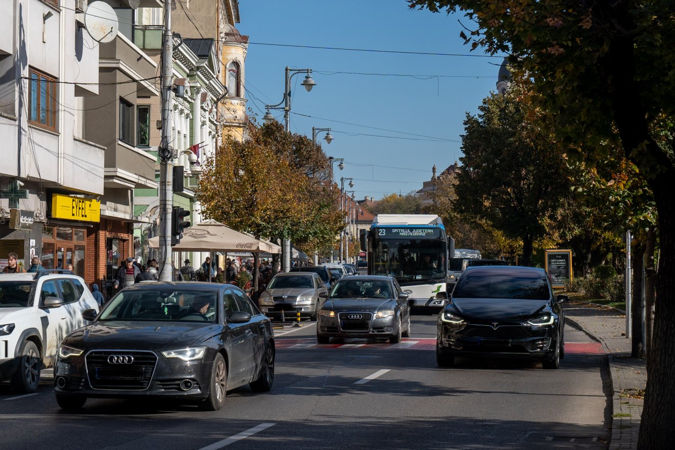 Jó tudni előre, hogy melyik sávon érdemes haladni, ha egy útkereszteződése felé közeledünk &bullet;  Fotó: Haáz Vince