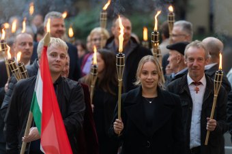 Marosvásárhely főhajtása: ökumenikus istentisztelettel és fáklyás menettel emlékeztek az ötvenhatosokra