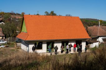 Lelket leheltek a gyerekek az épülő közösségi házba Csejden, de támogatók nélkül nem megy a befejezés