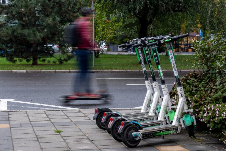 Ezután az elektromos kerékpárokra és rollerekre is biztosítást kell kötni
