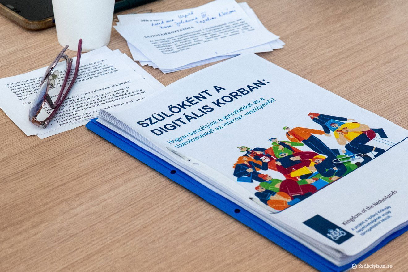 Bárki letöltheti és ki is nyomtathatja kézikönyvet magának az eLiberare Egyesület oldaláról •  Fotó: Haáz Vince