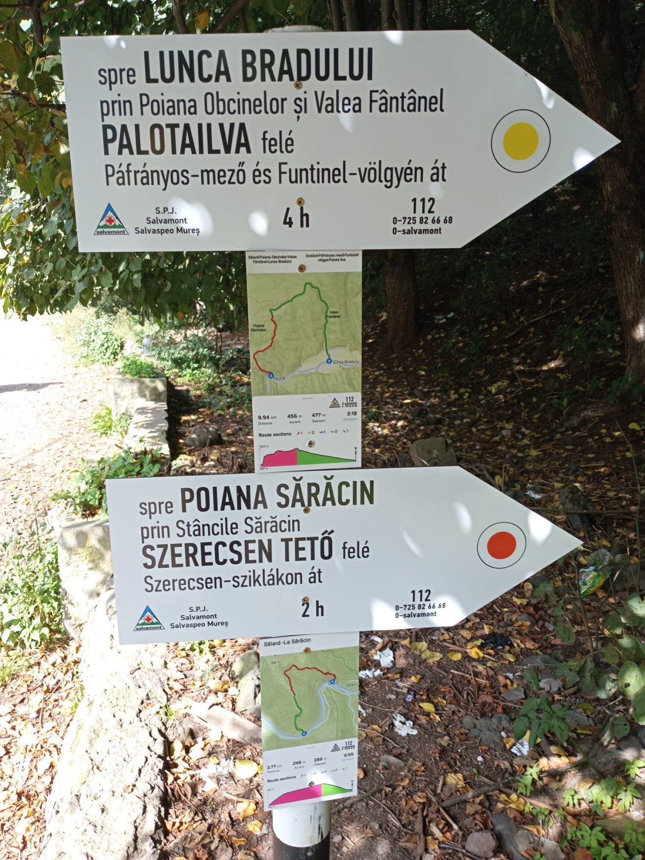 A nehézségi szintet és az időt is közlik az alsó táblákon •  Fotó: Maros megyei hegyimentők