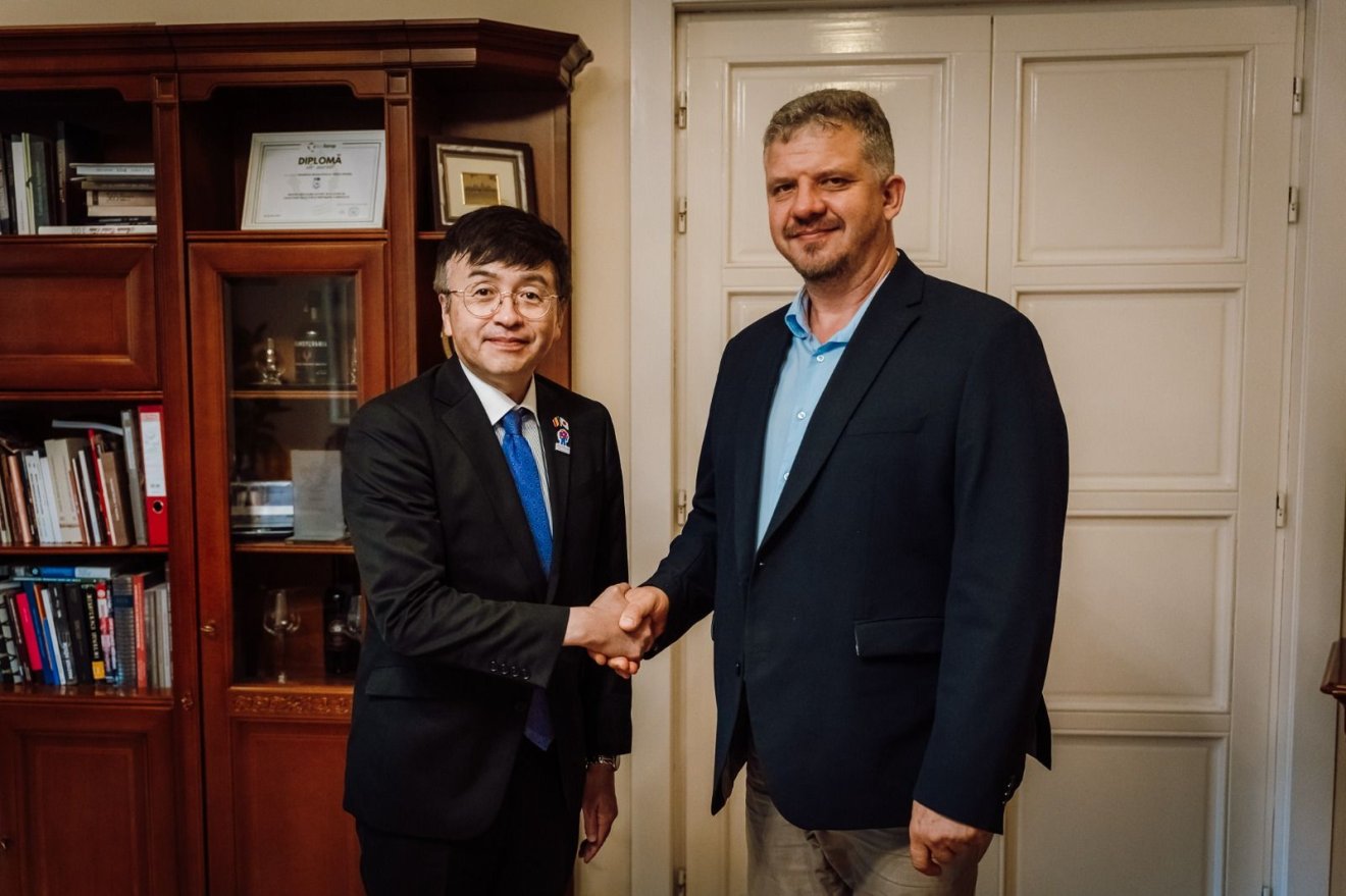 Kézfogással erősítették meg a kapcsolatokat Soós Zoltán és Nagayama Hiroshi Kudo •  Fotó: Marosvásárhelyi polgármetseri hivatal