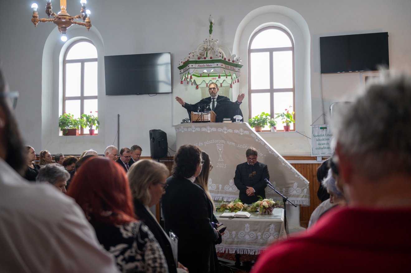 Püspöki áldás a gyülekezetre •  Fotó: Kiss Gábor