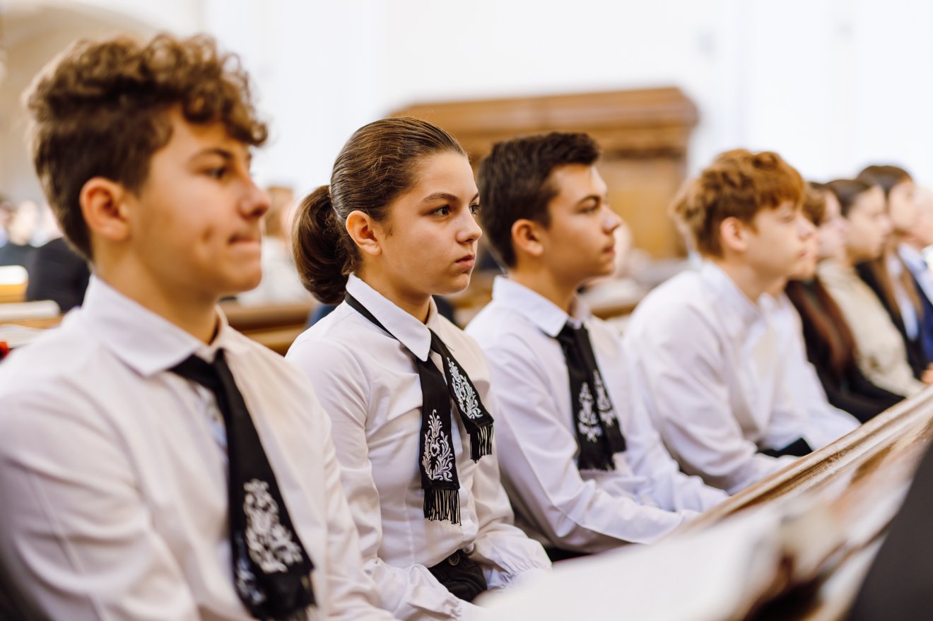 Kollégisták a templompadokban •  Fotó: Kovács Mihály Levente közösségi oldala