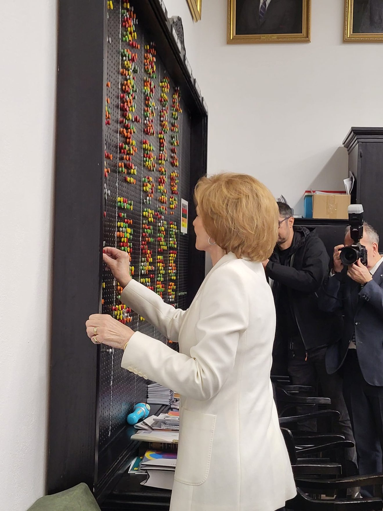 A régi fatáblára is kíváncsi volt a hercegnő •  Fotó: Hajnal Csilla