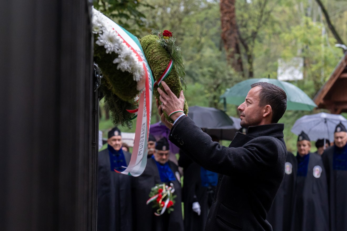 Soós Zoltán, csíkszeredai konzul is koszorúzott a Székely Vértanúk Emlékművénél •  Fotó: Haáz Vince