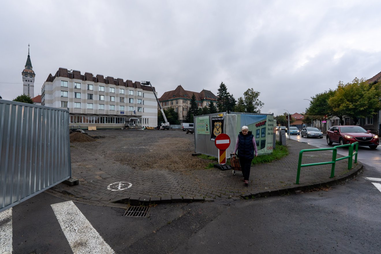 Itt fognak kihajtani a földdel teli tehergépkocsik •  Fotó: Haáz Vince