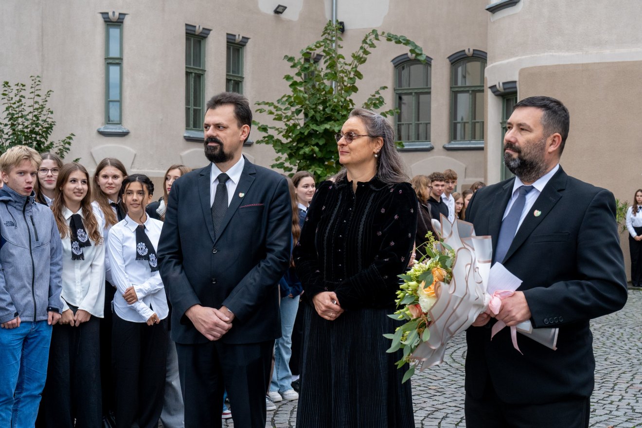 Furó Félix iskolalelkész, Zalányi Erzsébet aligazgató és Benedek Zsolt igazgató fogadták a hercegi párt •  Fotó: Haáz Vince