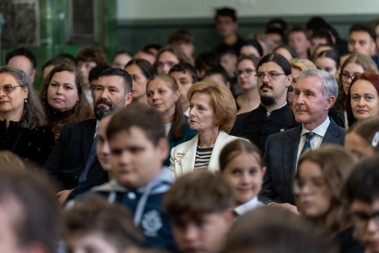 A díszteremben fogadták a hercegi párt a Református Kollégium vezetői, tanárai és diákjai •  Fotó: Haáz Vince