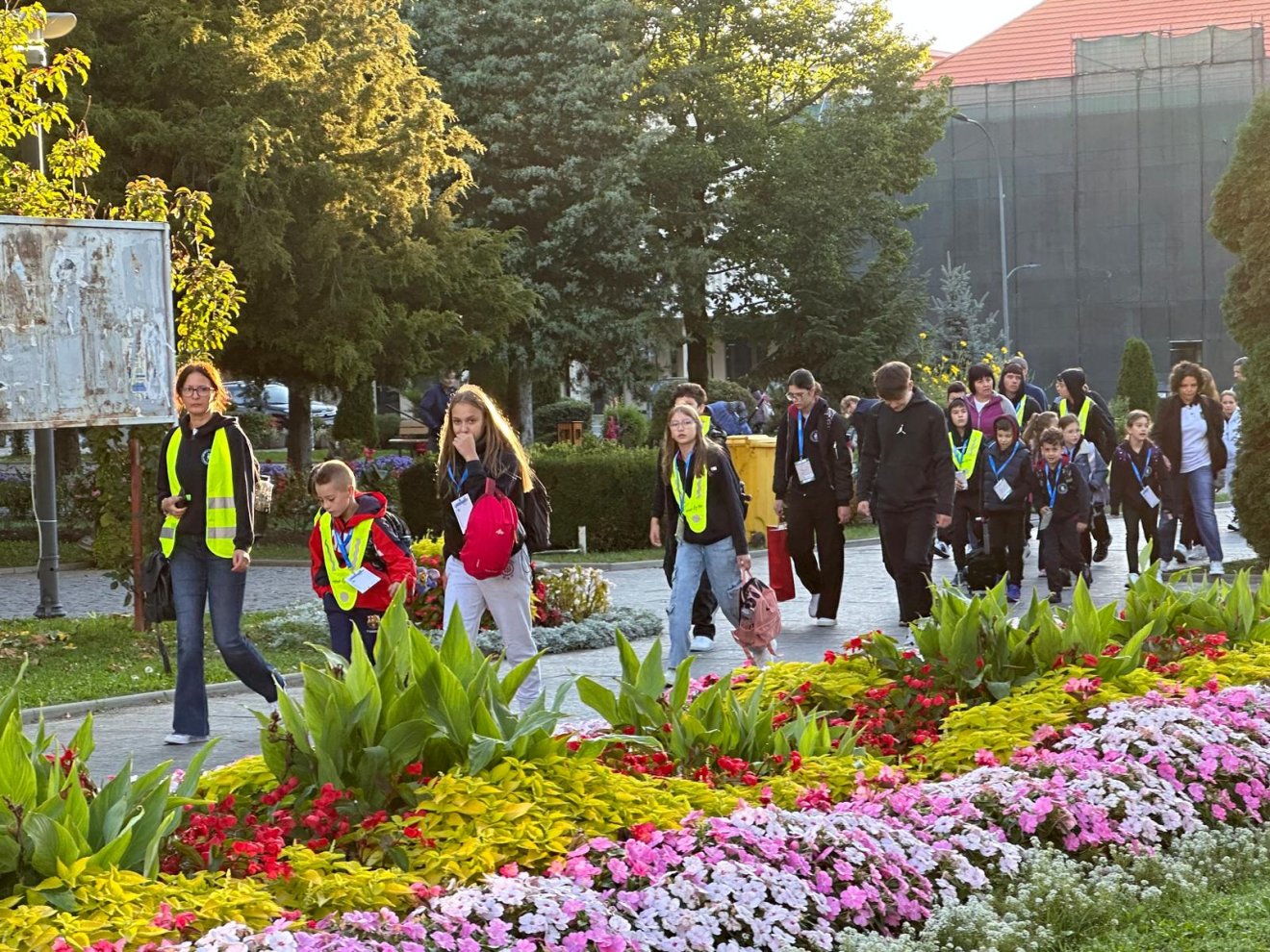 Szászrégenben három útvonalon összesen 90 gyerek csatlakozott a Lábbusz projekthez •  Fotó: Márk Endre Facebook-oldala