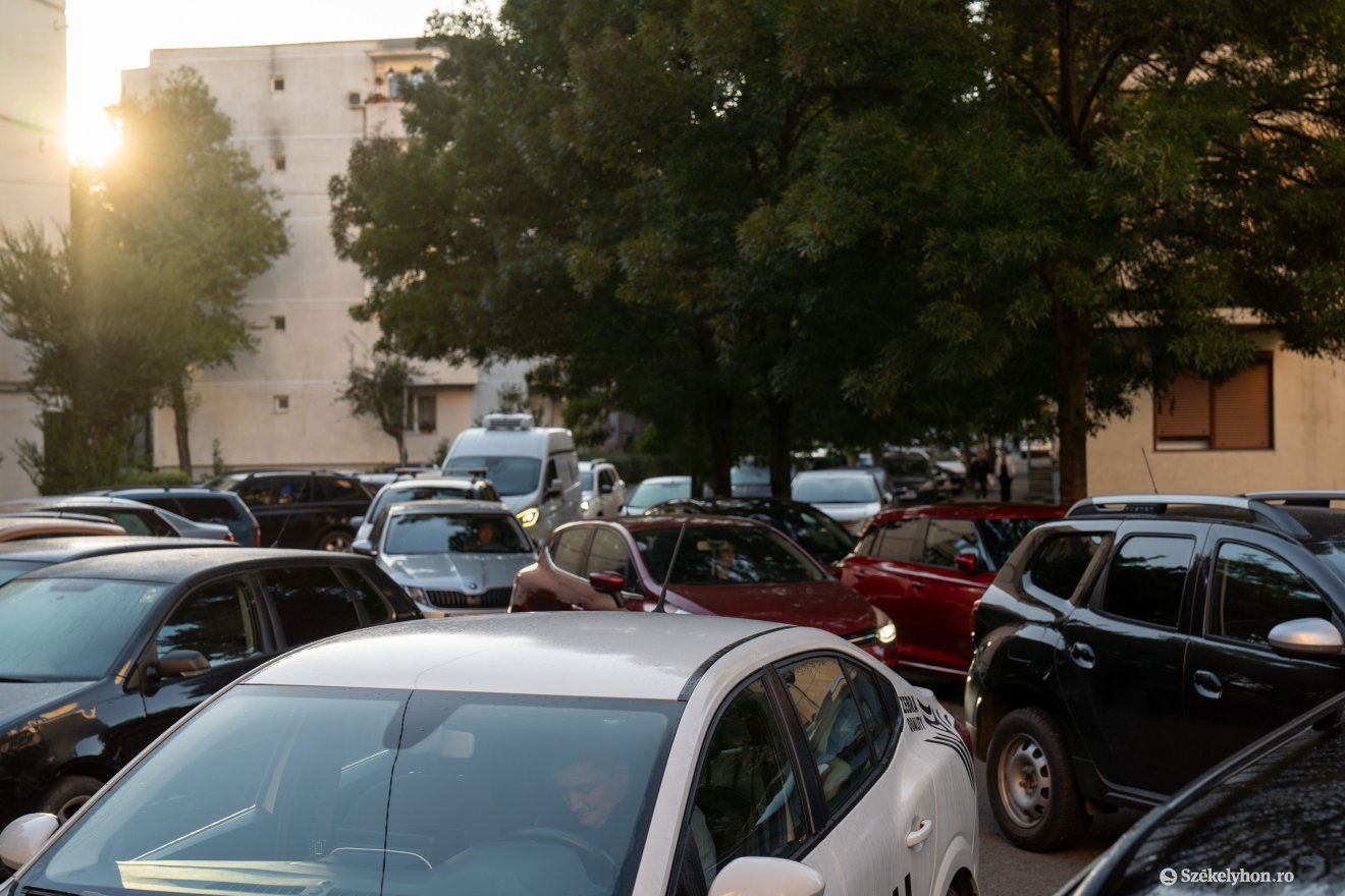 Óriási forgalmi dugók alakulnak ki Marosvásárhelyen az iskolák környékén reggelente •  Fotó: Haáz Vince