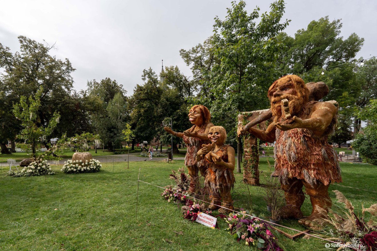 Sok érdekes mesefigurát készítettek el virágból •  Fotó: Haáz Vince