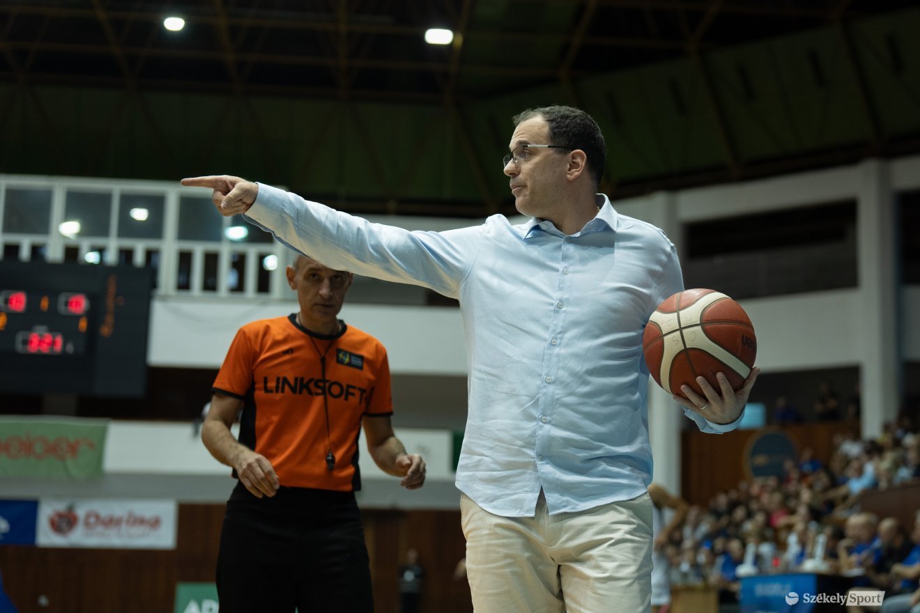 Faragó Péter vezetőedző szerint mindannyian többet kell beleadjanak •  Fotó: Haáz Vince