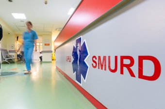 Marosvásárhelyre vitték az élet-halál között lévő 12 éves lányt, akit a járdán gázolt el egy autó