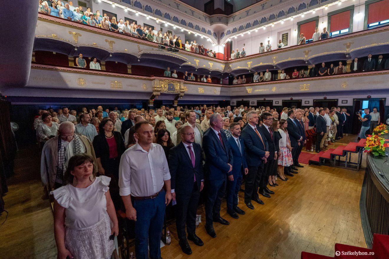 A magyar himnusszal vette kezdetét a gálaest a Kultúrpalotában •  Fotó: Haáz Vince
