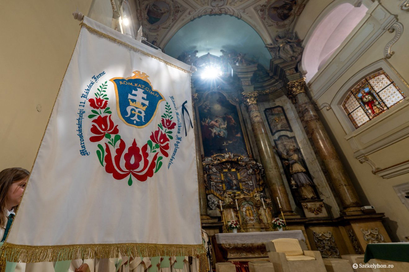 Az ünnepség elején még a fekete szalagok jelezték, az iskolát háromszor is felszámolták az elmúlt tíz évben, de a végén az iskolaigazgató levette a szalagokat a zászlóról •  Fotó: Haáz Vince