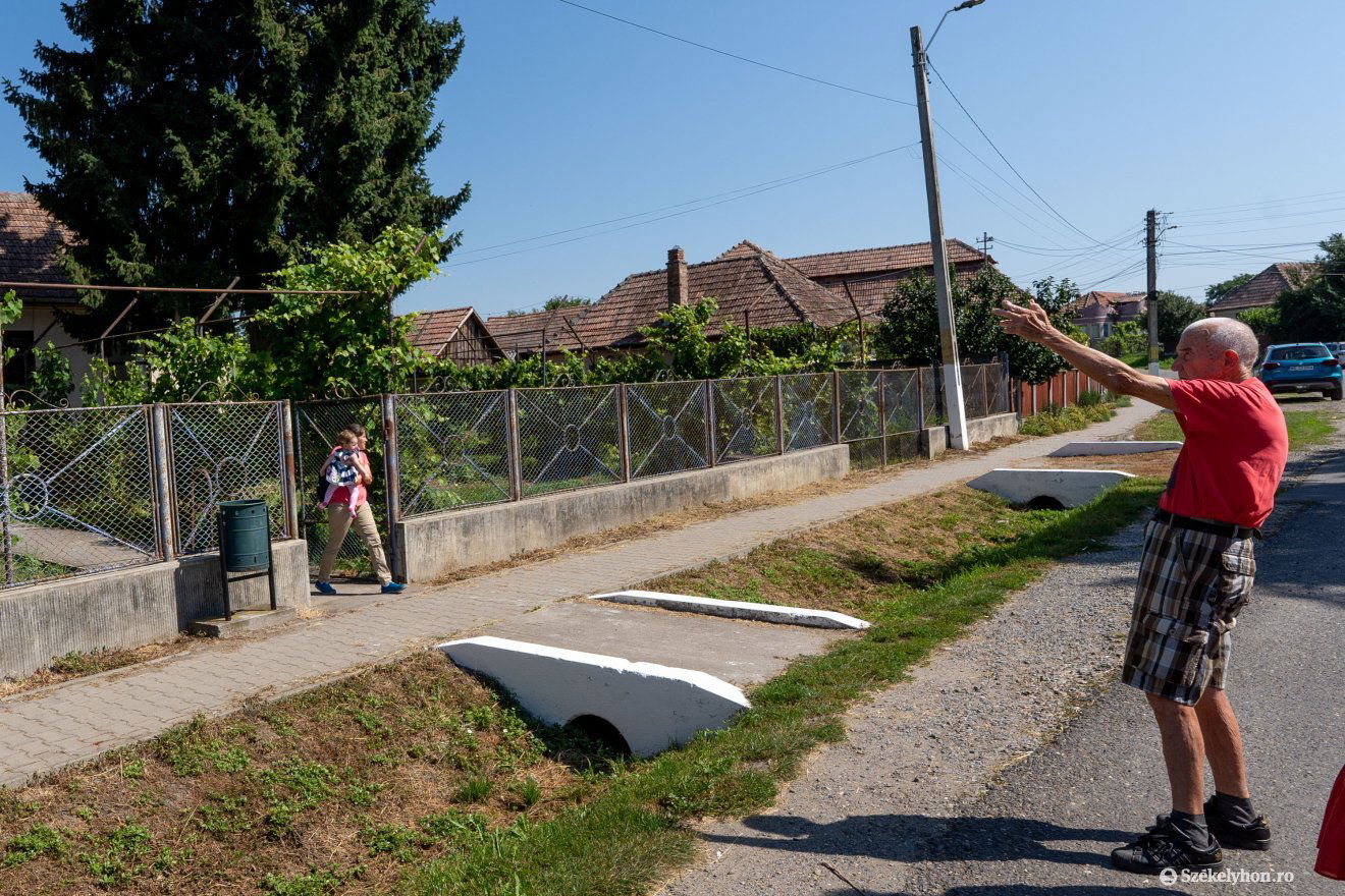 Dézsi József mutatja, hogy melyik épületet kobozták el az egyháztól •  Fotó: Haáz Vince