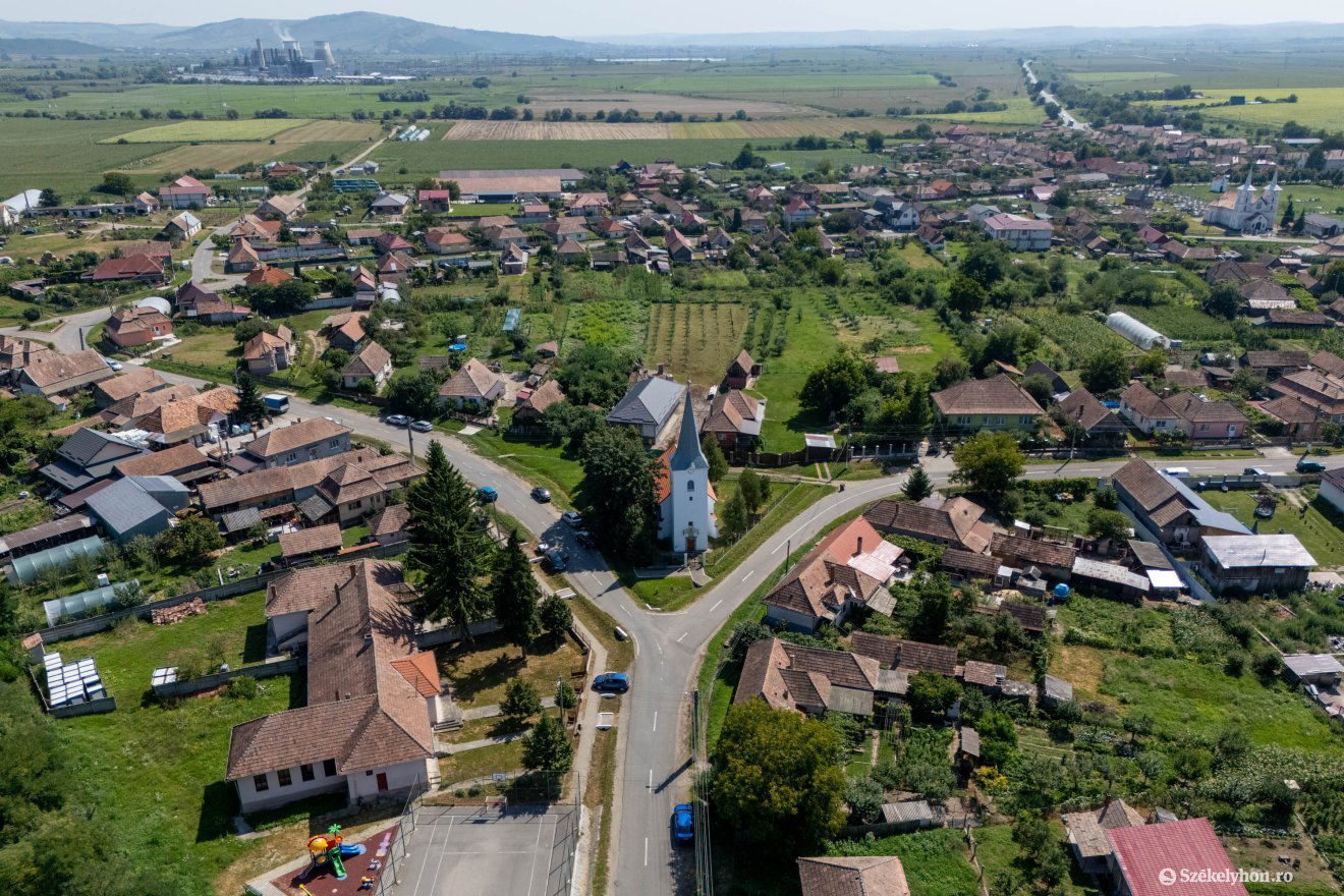 Kutyfalva református temploma és környéke •  Fotó: Haáz Vince