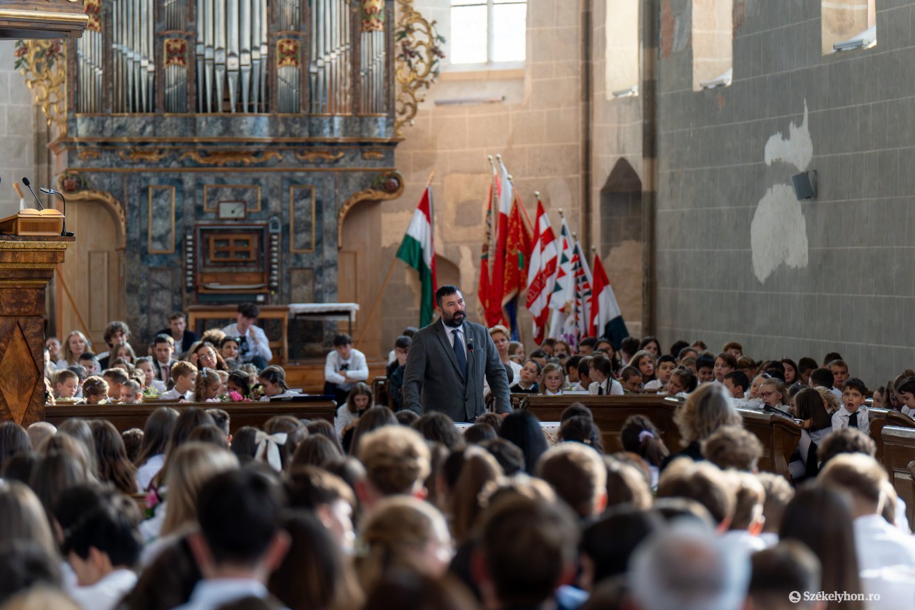 A Vártemplomban zajlott istentisztelettel a Református Kollégiumban is elindult a tanév. Portaszolgálat nélkül azonban az lép be az iskola Horea utcai épületébe reggelente, aki akar •  Fotó: Haáz Vince