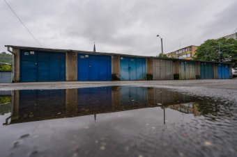 Parkolóhelyhiány: garázsok lebontásával orvosolnák a helyzetet Marosvásárhelyen