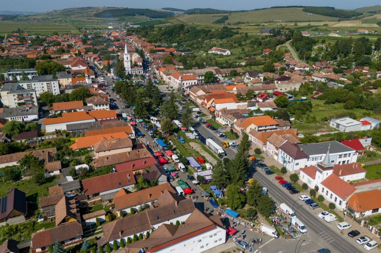 Ünnepi visszarendeződés: újra a főtéren van szerdánként Nyárádszeredában a vásár