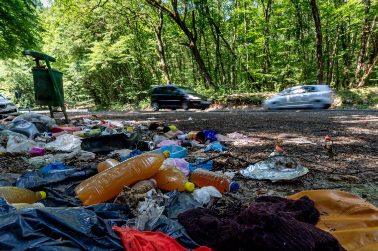 Évek óta rendezetlen a Nyomáti-tető parkolójának szemétügye