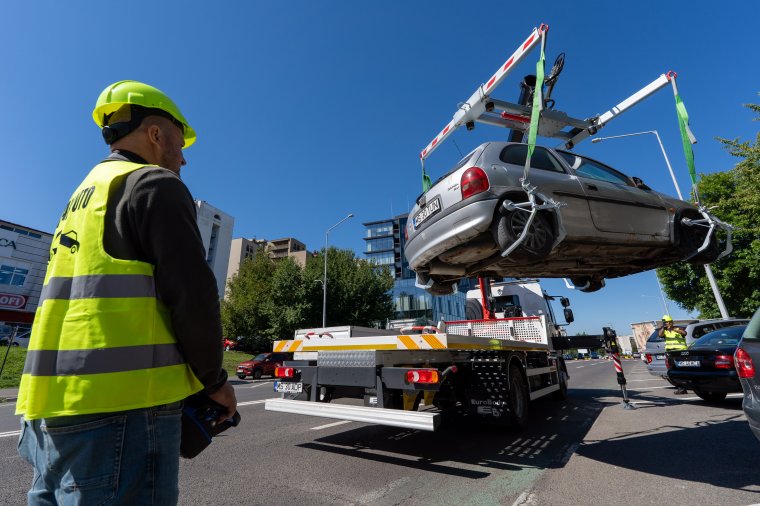 Összeszedik az elhagyott és tilosban parkoló autókat