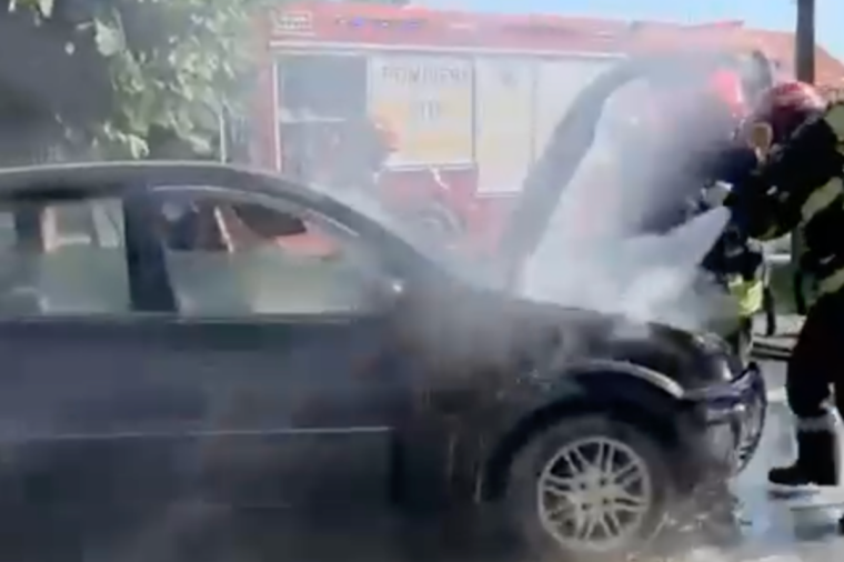 Lángba borult egy személyautó motortere