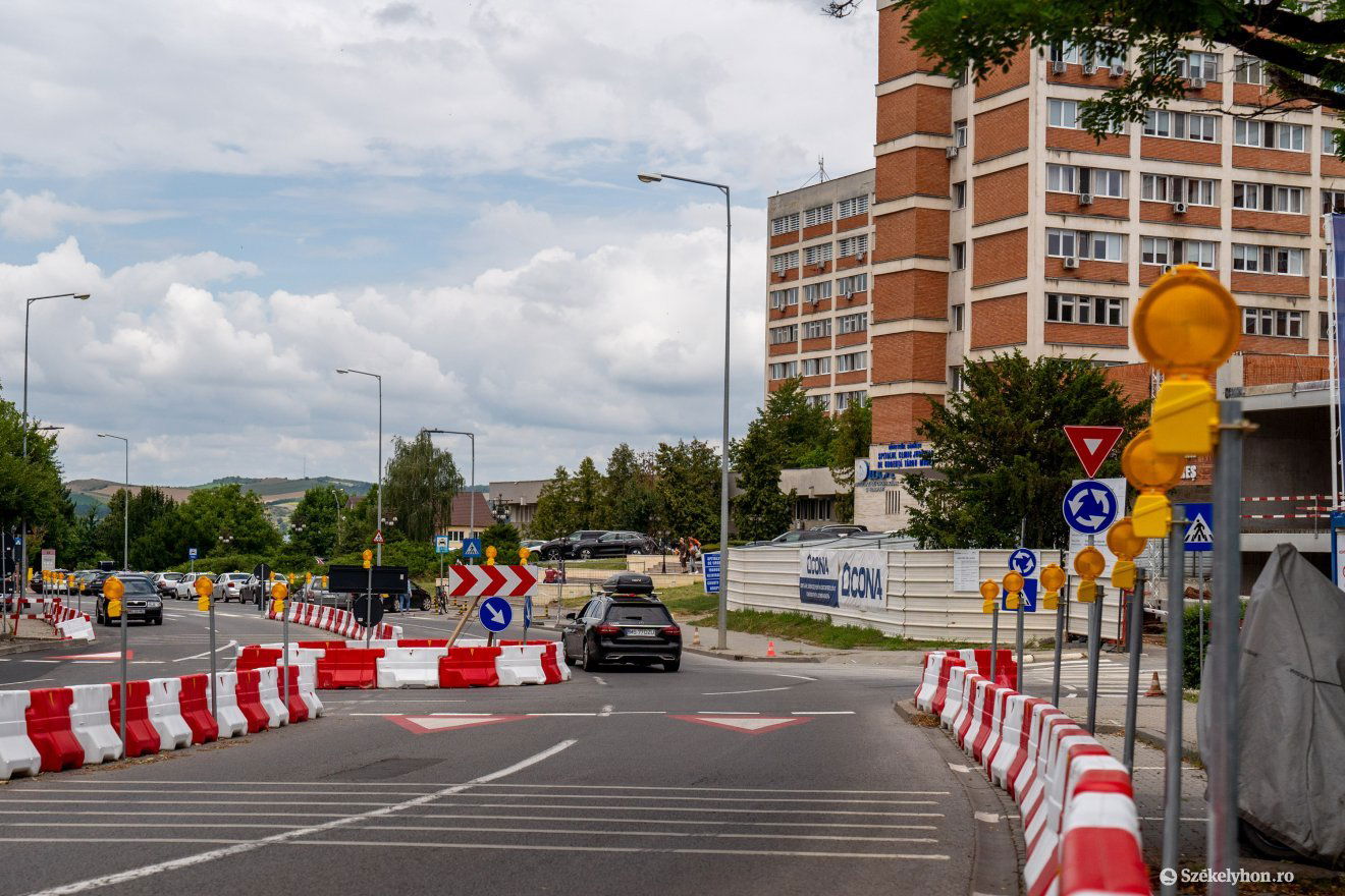 Körforgalmat alakítottak ki a Maros Megyei Sürgősségi Kórház mellett, hogy megkönnyítsék az építkezés folyamatát •  Fotó: Haáz Vince